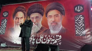 شعار «الله اکبر» مردم در میدان بازار دوم نازی آباد تهران همزمان با فعالیت پدافند هوایی