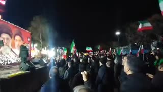 شعار «حسین حسین شعار ماست» و «شهادت افتخار ماست» مردم در میدان بازار دوم نازی آباد تهران همزمان با فعالیت پدافند هوایی