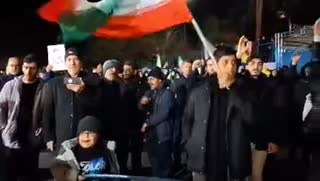 شعار «حیدر حیدر» مردم در میدان بازار دوم نازی آباد تهران همزمان با فعالیت پدافند هوایی