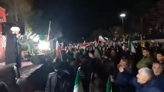 سر دادن شعارهای «الله‌اکبر»، «مرگ بر آمریکا» و «مرگ بر اسرائیل» در نازی آباد تهران